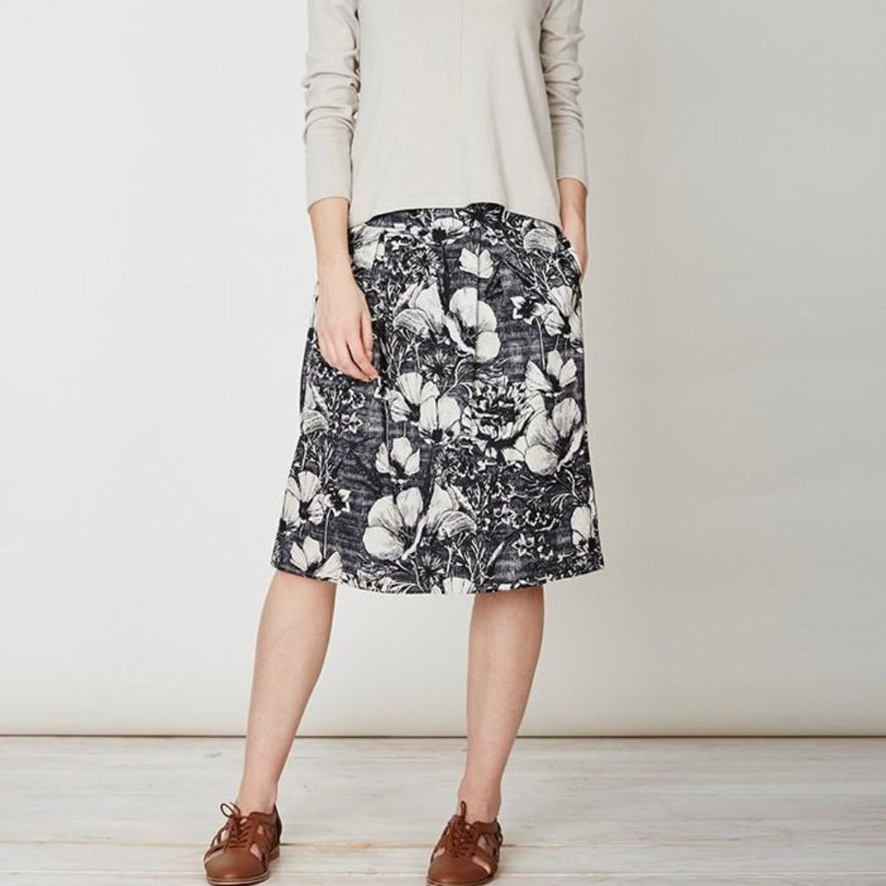 MIDI Skirt, Tan and black print, with pockets, size xs